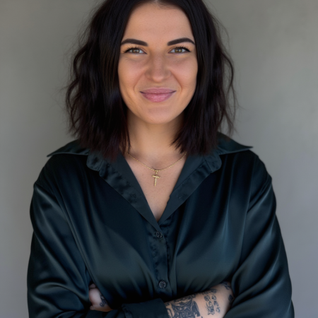 a_powerful_professional_headshot_of_a_woman_with_an_lob_haircut_with_a_thick_mane_of_big_beach_wave_wzdr3z71fol30dax8spp_2